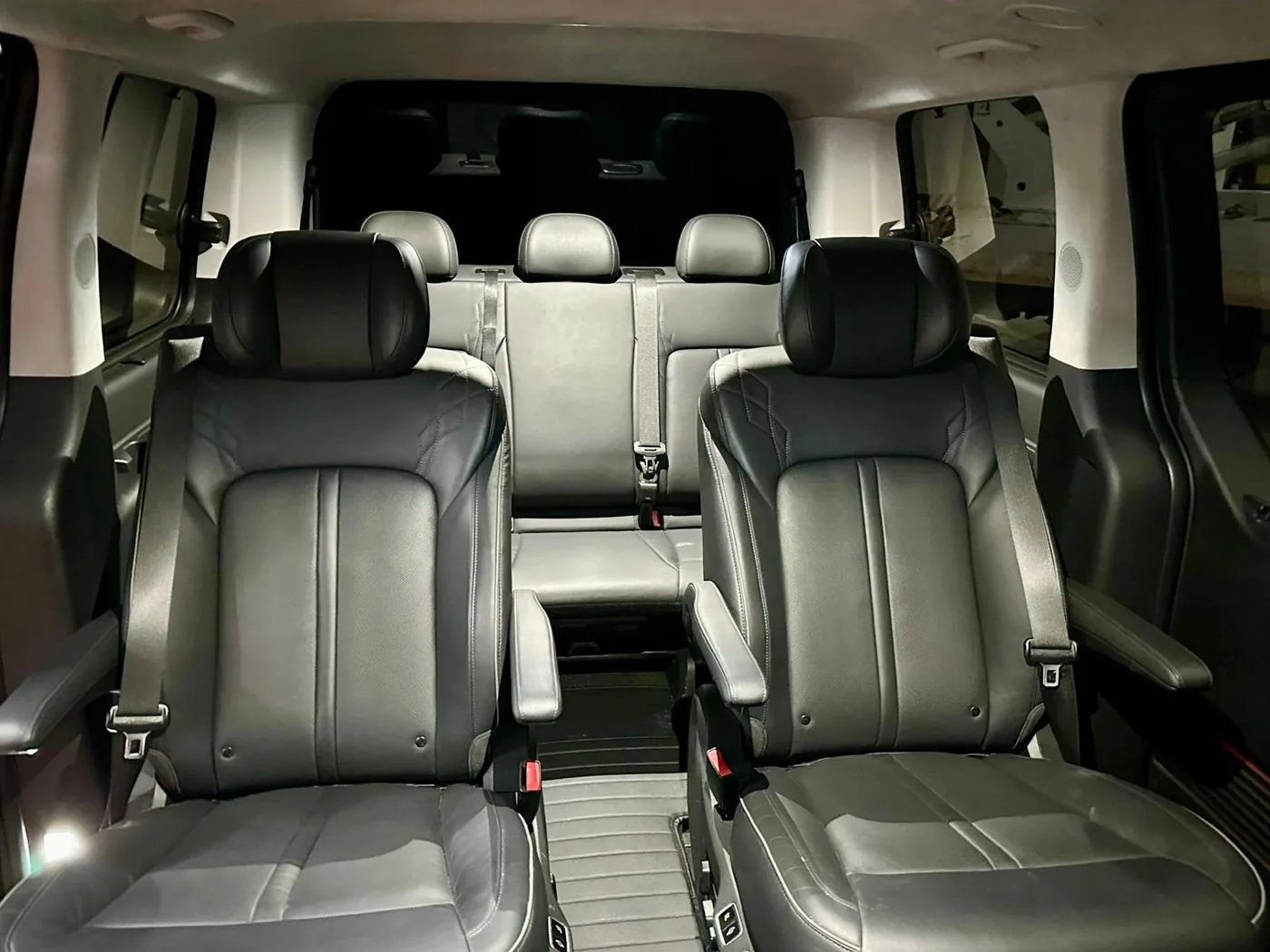 Деталь интерьера Hyundai Staria LUXE
